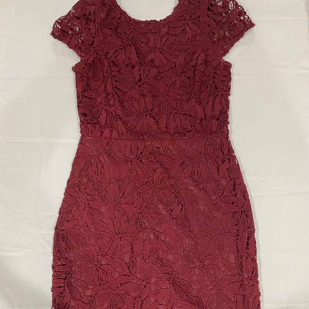 Ladies Burgundy color lace dress in size S - Lulu’s Brand - Worn once.